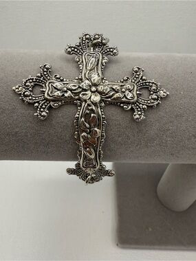 Vintage Style Gothic Cross Bracelet Ornate Floral Statement Silver Tone 7”